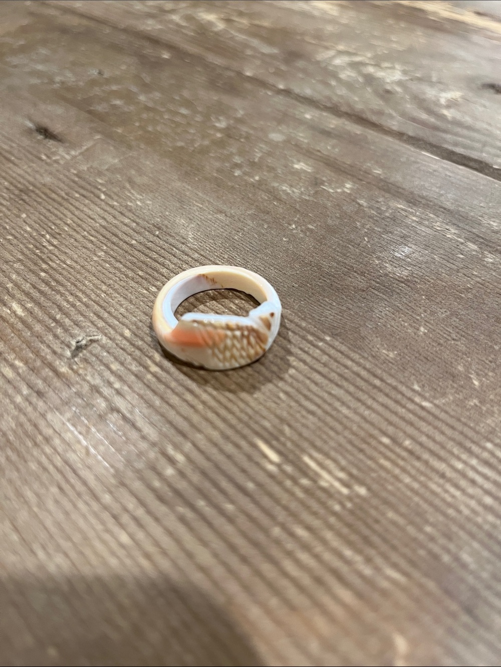 Vintage White and Peach Shell-Effect Women’s Fashion Ring